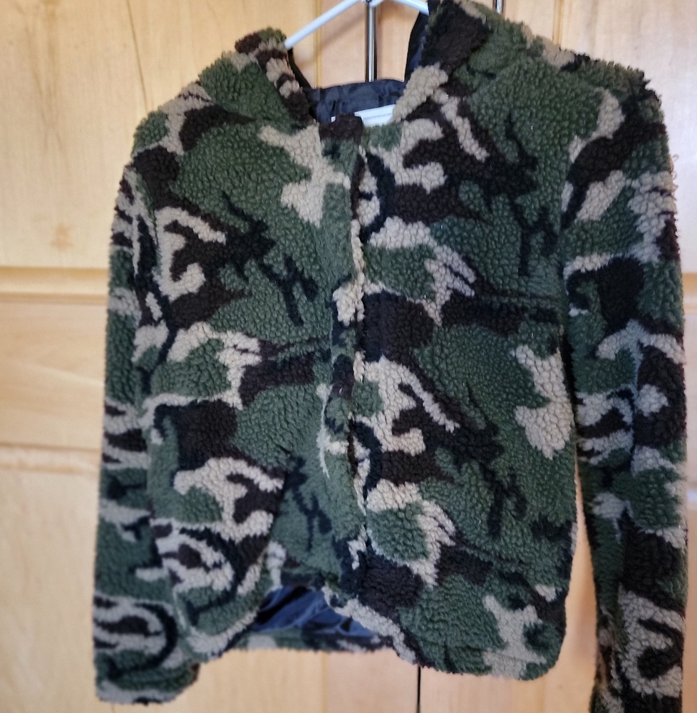 Girls  (Small) Fleece camo, snap button  jacket